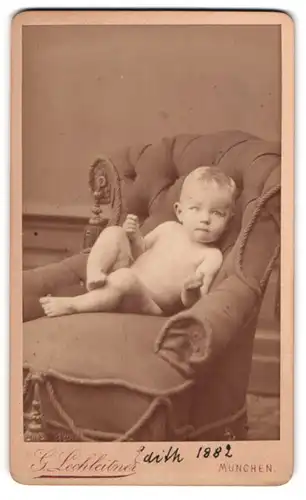 Fotografie G. Lechleitner, München, Amalienstr. 6, Nacktes Kleinkind sitzt auf einem Sessel