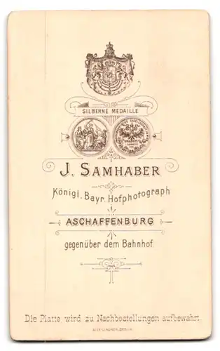 Fotografie J. Samhaber, Aschaffenburg, Junge Dame im Kleid mit Kragenbrosche