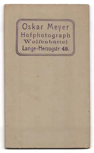 Fotografie Oskar Meyer, Wolfenbüttel, Lange-Herzogstr. 48, Junger Herr im Anzug mit Krawatte