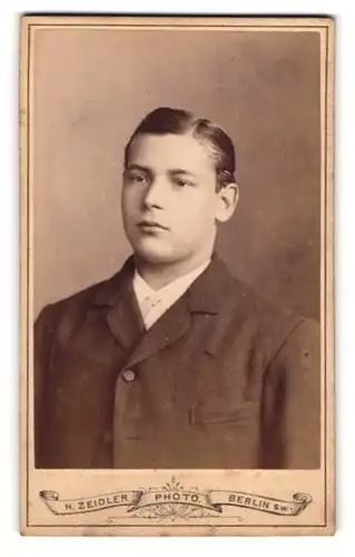 Fotografie H. Zeidler, Berlin, Jerusalemerstr. 59, Junger Herr im Anzug mit Krawatte