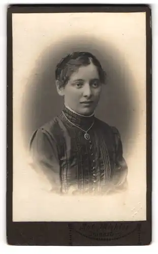 Fotografie Anton Miehler, Traunstein, Königstr. 4, Junge Dame im Kleid mit Halskette