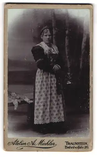 Fotografie Anton Miehler, Traunstein, Bahnhofstr. 20, Junge Dame im Kleid mit Schürze
