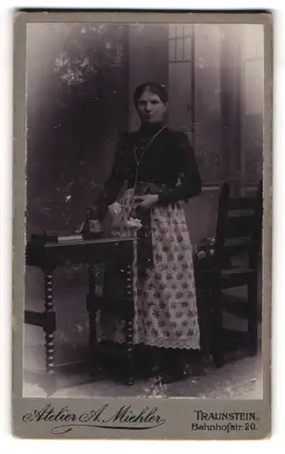Fotografie Anton Miehler, Traunstein, Bahnhofstr. 20, Junge Dame im Kleid mit Schürze