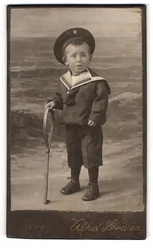 Fotografie Alfred Stöwer, Berlin-Schöneberg, Sedanstr. 1, Kleiner Junge im Matrosenanzug mit Tennnisschläger
