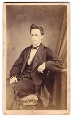 Fotografie A. T. Osbourne, Lincoln, High St. 312, junger Engländer im dunklen Anzug mit Fliege