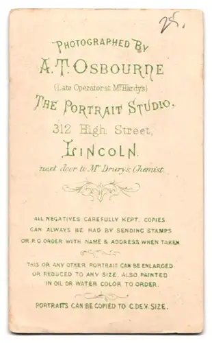 Fotografie A. T. Osbourne, Lincoln, High St. 312, junger Engländer im dunklen Anzug mit Fliege