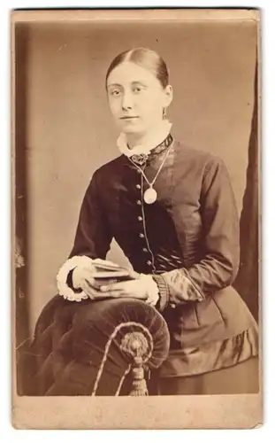 Fotografie H. Turner, London, junge Frau Moore im taillierten Kleid mit Halskette