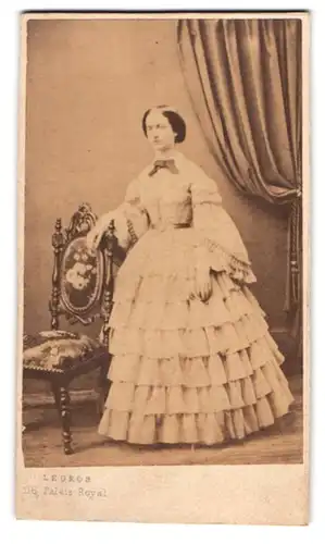 Fotografie Legros, Paris, junge Französin im gerafften Kleid mit Schleife