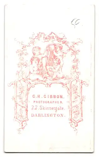 Fotografie G. H. Gibbon, Darlington, junge Dame im schwarzen Kleid mit Überbiss