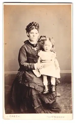 Fotografie J. Oreen, Reading, Mutter im Biedermeierkleid mit ihrer Tochter auf dem Schoss