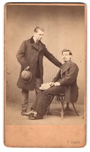 Fotografie F. Seidel, Leitmeritz, junger Mann mit seinem Freund Emil Lychenheim im Atelier