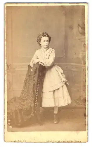 Fotografie J. W. Price, Derby, junges englisches Mädchen im weissen Kleid mit Locken