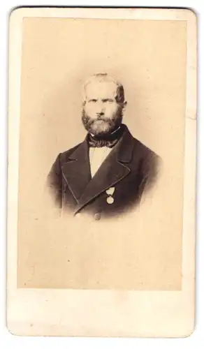 Fotografie A. H. Burdorf, Hildesheim, älterer Veteran im Anzug mit Miniaturorden und Vollbart