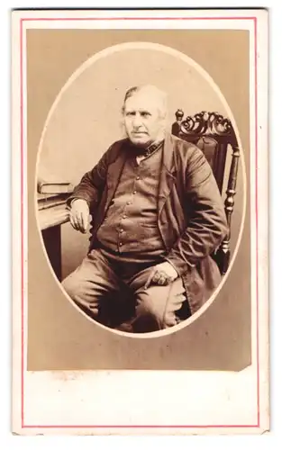 Fotografie D. Grant, Builth Wells, älterer Waliser im Anzug posiert sitzend im Atelier