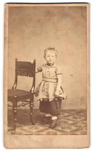 Fotografie W. Hölbeling, Randers, junges dänisches Mädchen im karierten Kleid