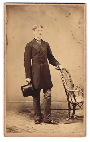 Fotografie W. Shephard, Bridport, junger Engländer im Anzug mit Zylinder