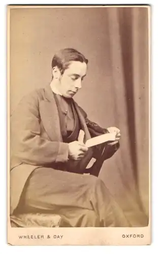Fotografie Wheeler & Day, Oxford, junger Engländer im Anzug liest einen Brief