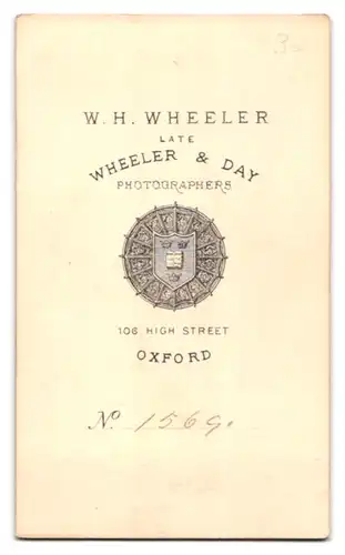 Fotografie Wheeler & Day, Oxford, junger Engländer im Anzug liest einen Brief
