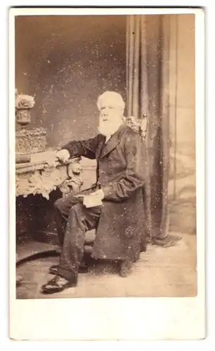 Fotografie H. B. Medealfe, Tenby, ältere Waliser Mann im Anzug mit grauem Vollbart