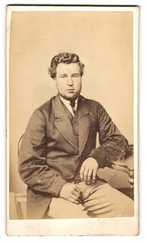 Fotografie W. Thomson, Aberdeen, junger Schotte im Anzug mit Locken