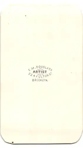 Fotografie E. M. Douglass, Brooklyn / NY., Dame im Kleid mit Korkenzieherlocken
