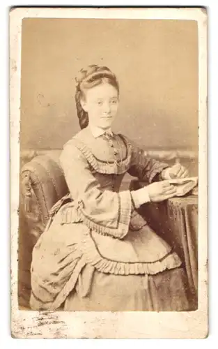 Fotografie A. Johnston, Wick, junge Schottin im hellen Biedermeierkleid mit Halskette