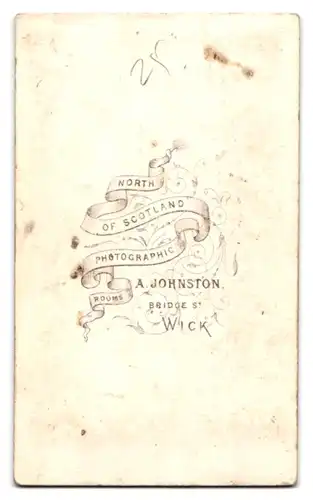 Fotografie A. Johnston, Wick, junge Schottin im hellen Biedermeierkleid mit Halskette
