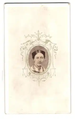 Fotografie unbekannter Fotograf und Ort, Kopfportrait einer Dame im Kleid mit Brosche