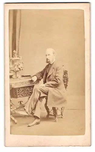 Fotografie C. Hawkins, Brighton, älterer Herr im Anzug sitzend am Schreibtisch
