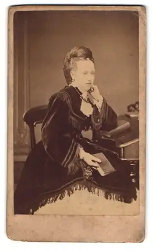 Fotografie W. Towert, Edinburgh, Schottische Dame im dunklen Samtkleid mit toupierten Haaren