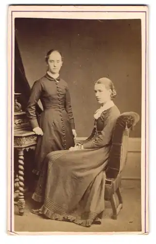 Fotografie Henry A. Hapman, Swansea, zwei junge Waliserinnen in schlichten Kleidern