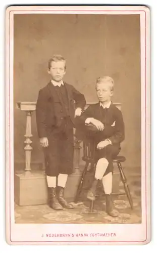 Fotografie J. Nodermann & Hanna Forthmeiier, Malmö, zwei junge Schwedische Knaben in Anzügen, 1878