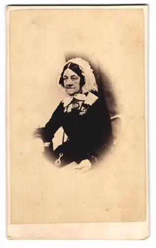 Fotografie Henry Lock, London-Shoreditch, ältere Dame im schwarzen Kleid mit Haube und Brosche