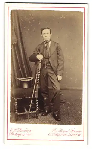 Fotografie Edwin W. Procktors, London, 68 Edgware Road, junger Engländer im Anzug nebst Zylinder auf dem Stuhl