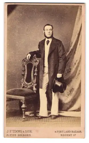 Fotografie J. F. Timms & Son, London, englischer Herr im weissen Anzug mit dunkerl Jacke und Zylinder, Shin Strap Bart