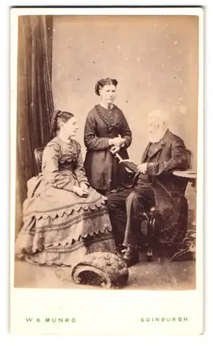 Fotografie W. K. Munro, Edinburgh, schottischer Grossvater liest seiner Enkeltochter aus einem Buch vor