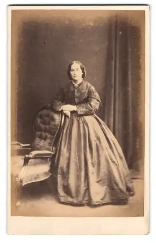 Fotografie Gillard, London, englische Dame im dunklen Kleid