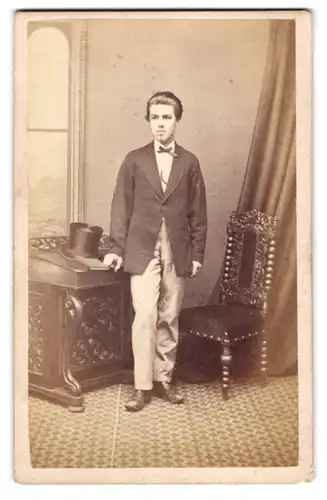 Fotografie Fletcher, Scarboro, Scarborough, junger Engländer im hellen Anzug mit Zylinder auf dem Sekretär