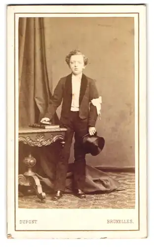 Fotografie Dupont, Bruxelles, 67 Rue Neuve, junger belgischer Knabe im Anzug mit Zylinder und Schleife am Arm