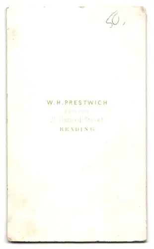 Fotografie Prestwich, Reading, junge Engländerin im dunklen Kleid mit Korkenzieherlocken