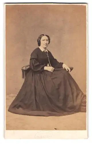 Fotografie A. Barboni, Bruxelles, belgische Dame im dunklen Kleid mit Halskette