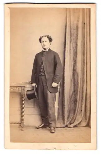 Fotografie Schnadhorst & Heilbronn, London, junger Engländer im Anzug mit Locken und Zylinder