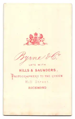 Fotografie Byrne & Co., Richmond, Dame im dunklen Kleid mit Schleifen besetzt
