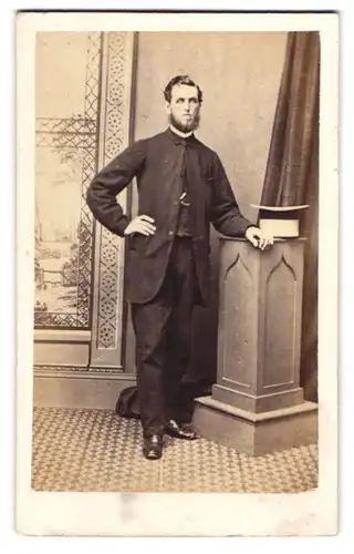 Fotografie Fletcher, Scarborough, englischer Herr im dunklen Anzug mit Vollbart und hellen Zylinder