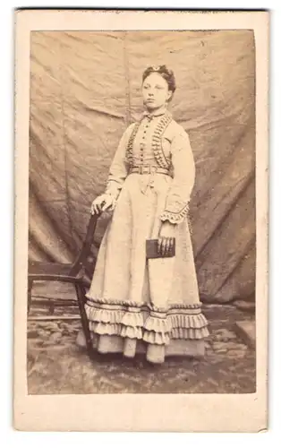 Fotografie unbekannter Fotograf und Ort, junge Frau im hellen Kleid mit Haarschleife