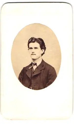 Fotografie unbekannter Fotograf und Ort, junger Mann im Anzug mit Fliege