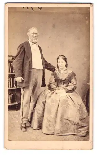 Fotografie F. H. Dann, Reading, älteres englisches Paar im Biedermeierkleid und im Anzug mit Shin Strap Bart
