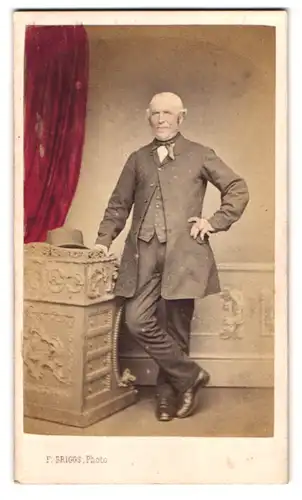 Fotografie F. Briggs, London, älterer Herr im Anzug mit Fliege