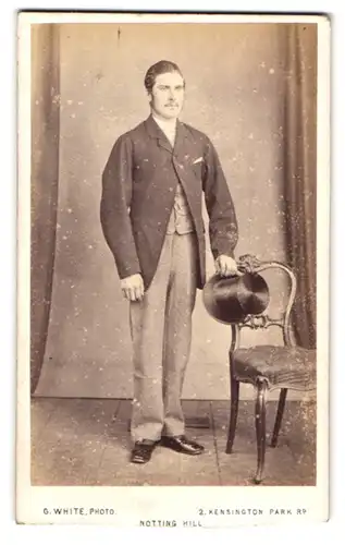 Fotografie G. White, Nottinh Hill, junger Englischer Herr im Anzug mit Zylinder im Atelier