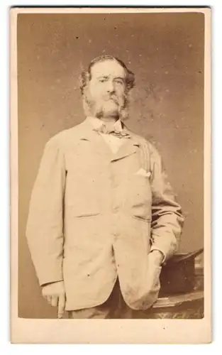 Fotografie Hennah & Kent, Brighton, älterer Herr im hellen Anzug mit Backenbart